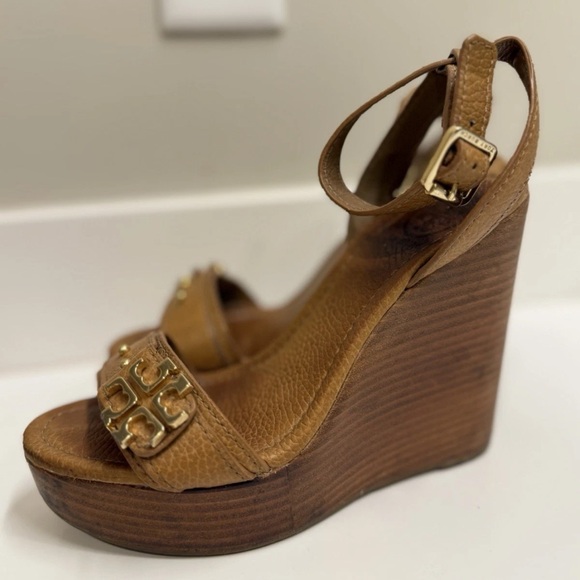 Tory Burch Elina Wedge Heel Sandals Ankle Strap Gold Logo | Tan | Size 5.5 - Picture 1 of 7
